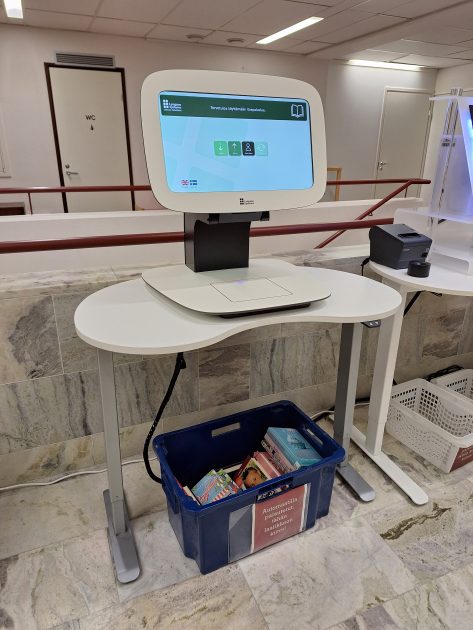 Kuvassa uusi kirjaston palautusautomaatti