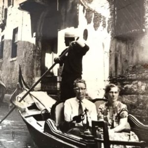 Valokuva Aarne ja Frida gondoliajelulla Venetsiassa
