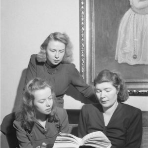 CC BY. Aila Meriluoto, Anja Samooja ja Aale Tynni. Pietinen, kuvaaja 1947. 
